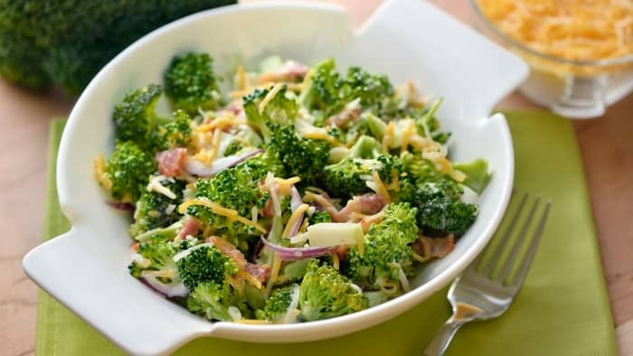  How many calories are in a chicken salad with broccoli salad chick?